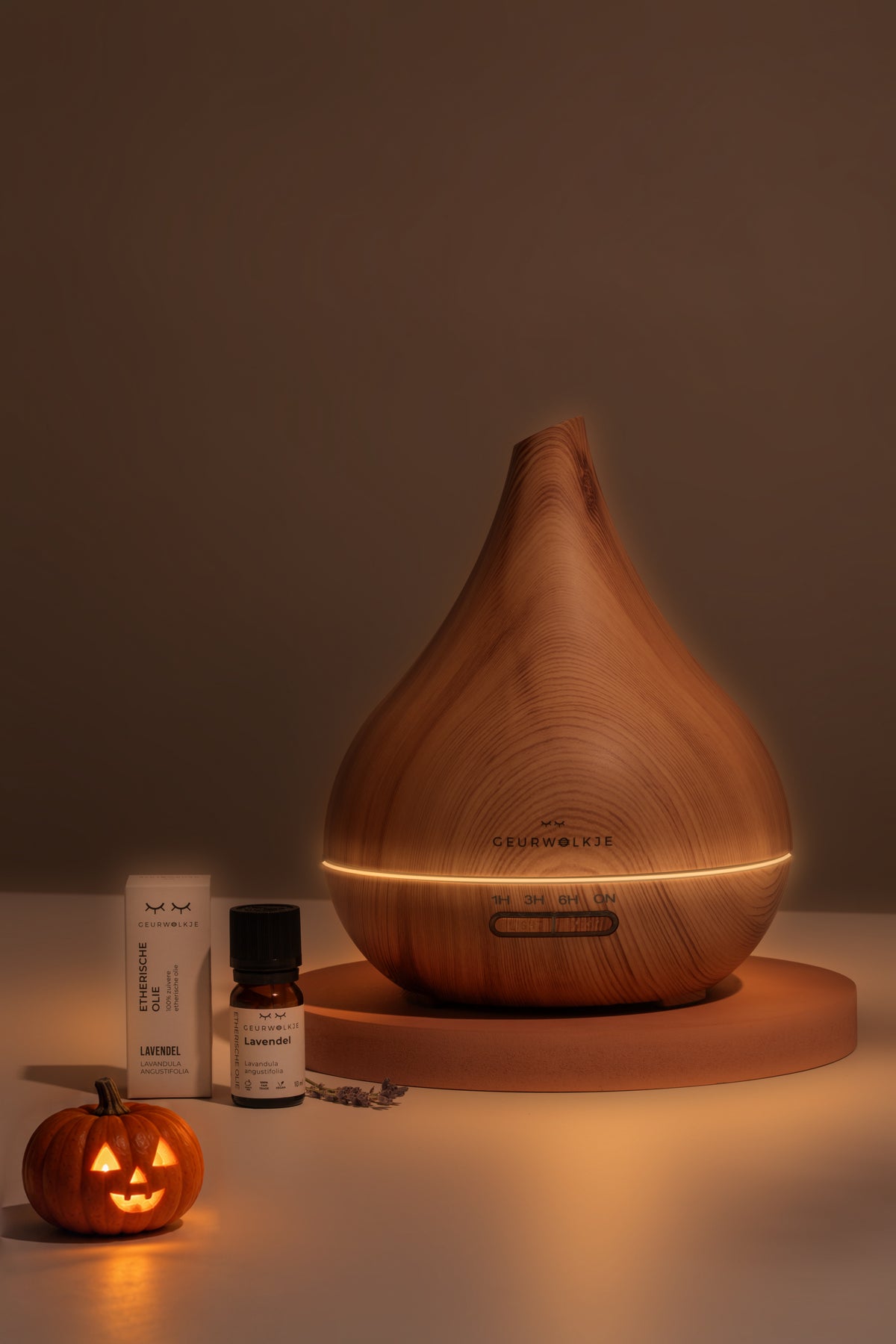 Unity Licht Hout met Lavendel bij avondlicht met Halloween-pompoen.