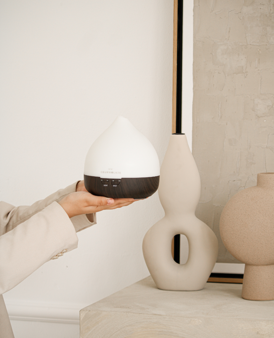 Geurwolkje Aroma Diffuser in Donker Hout Unity 2.0, perfect voor geurverspreiding.