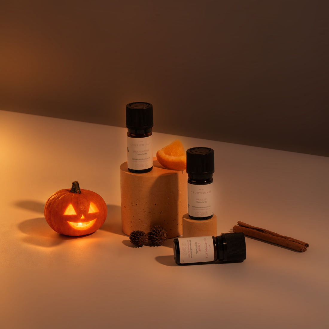 Pumpkin Spice bundel met Kaneel, Sinaasappel en Vanille bij avondlicht met Halloween-pompoen.