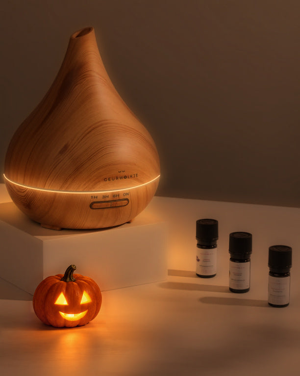 Unity Relax &amp; Easy Licht Hout met Eucalyptus, Lavendel en Sinaasappel bij avondlicht met Halloween-pompoen.
