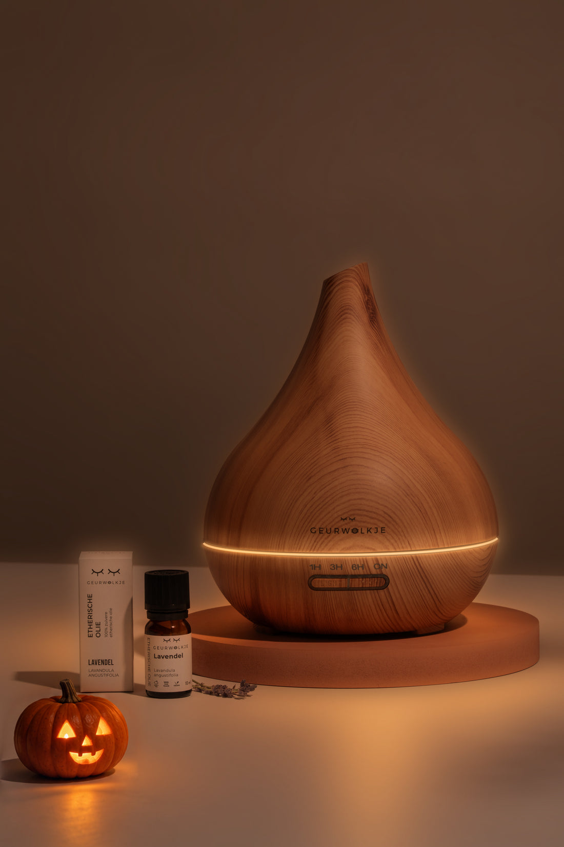 Unity Licht Hout met Lavendel bij avondlicht met Halloween-pompoen.
