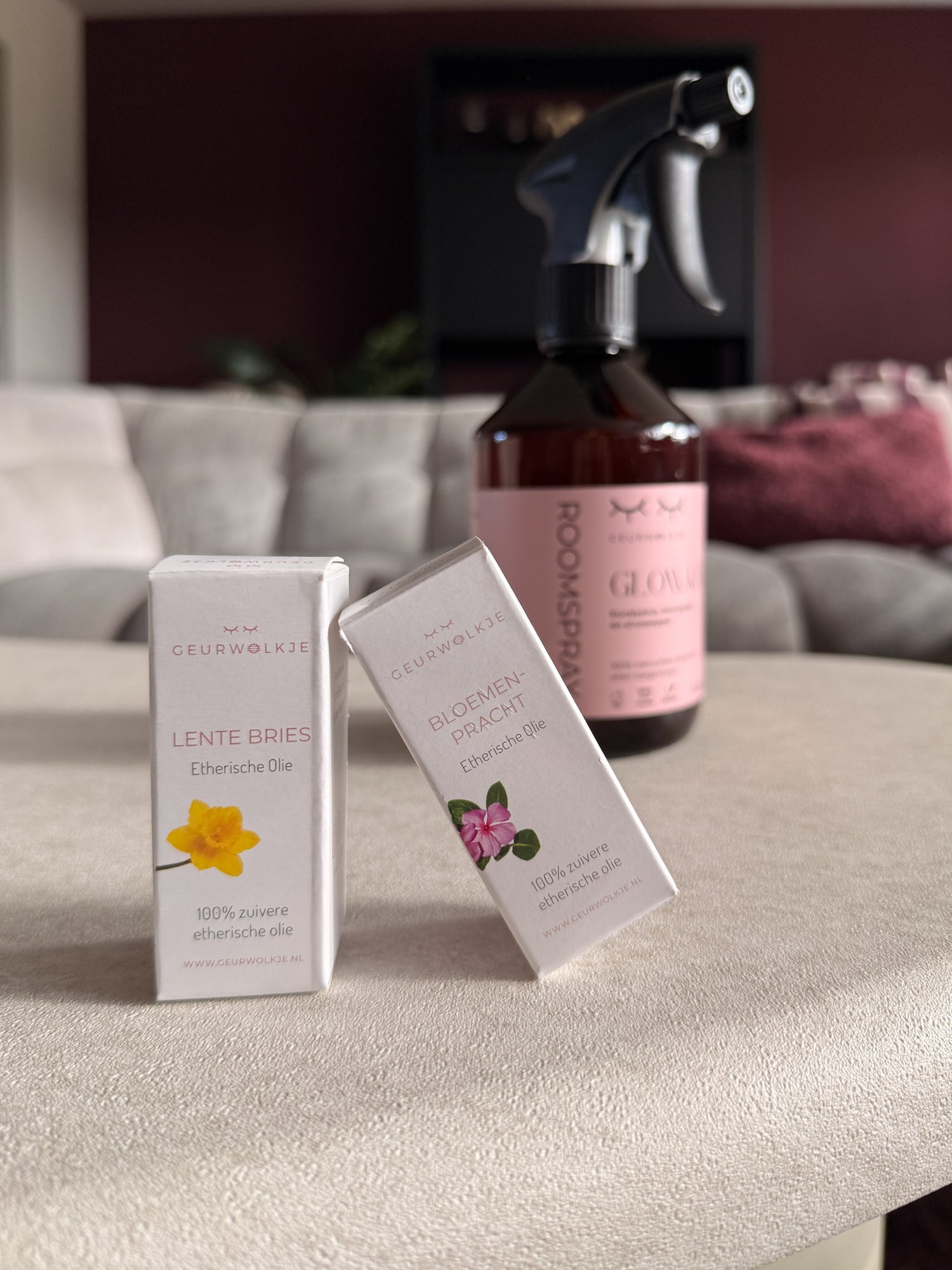 Geurwolkje etherische oliën naast een roomspray als verschillende geurproducten