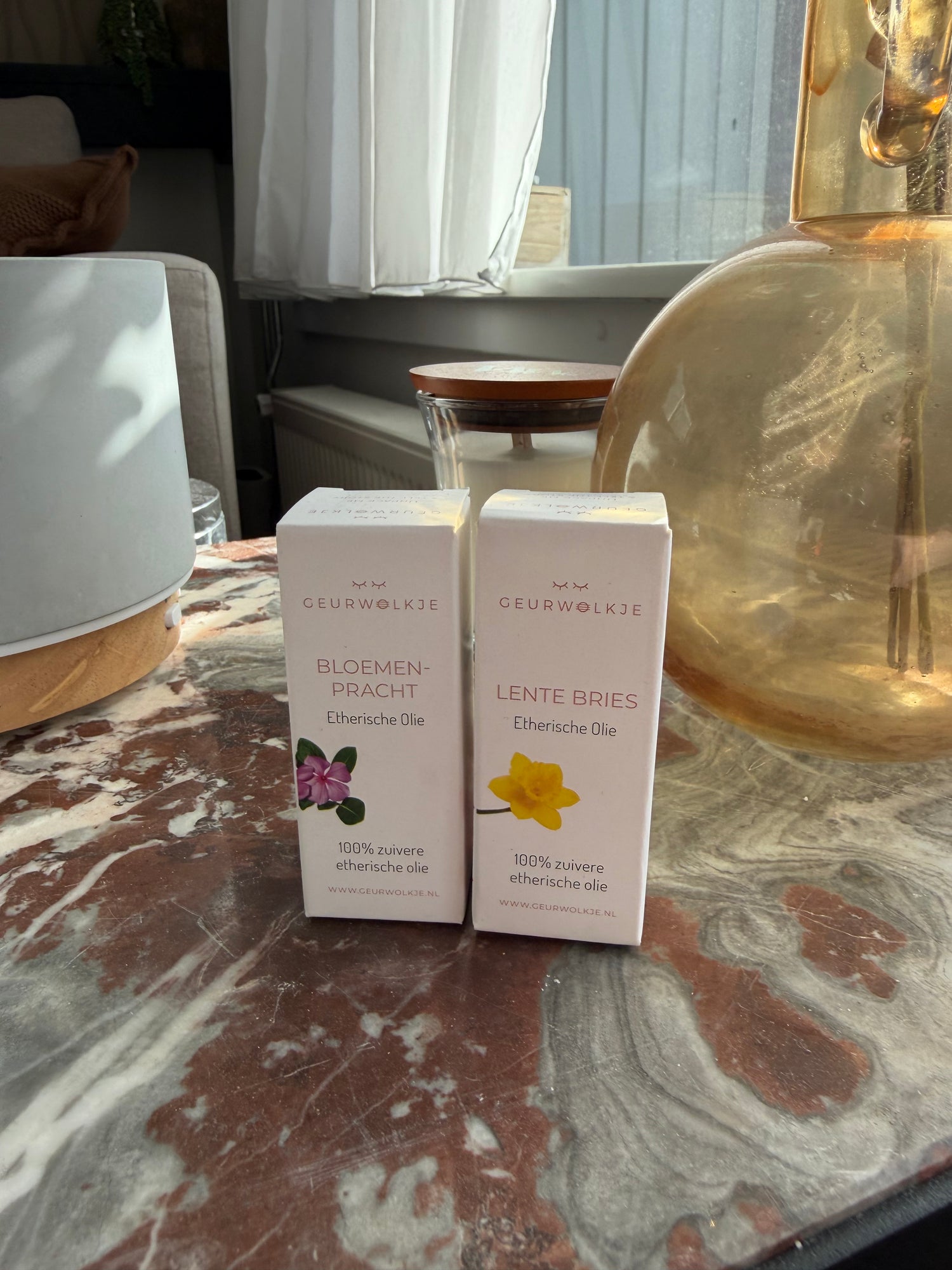 Geurwolkje etherische oliën bij een aroma diffuser in een zonnig interieur