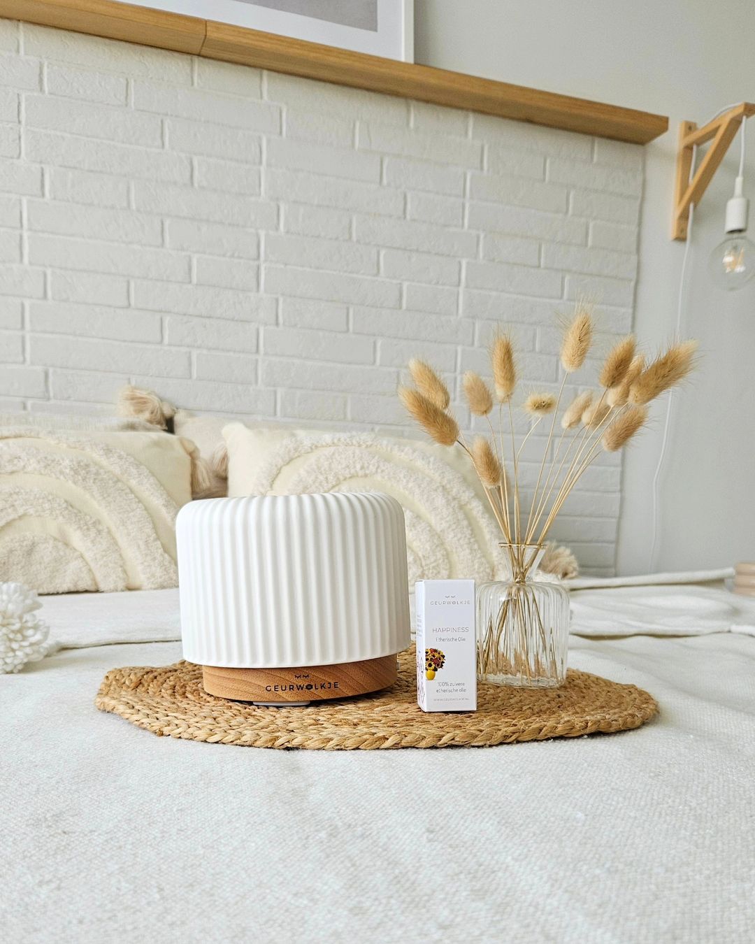 Witte Geurwolkje diffuser met Happiness etherische olie in een slaapkamer