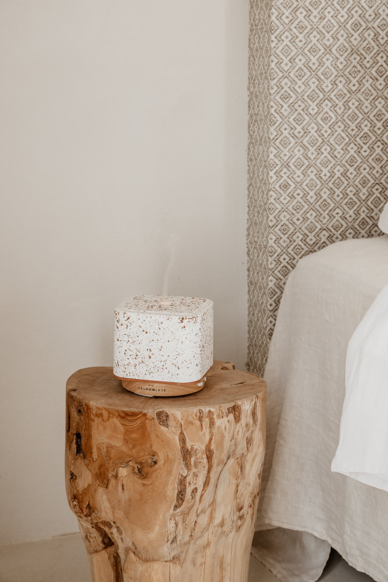 Geurwolkje aroma diffuser in een rustige slaapkamer