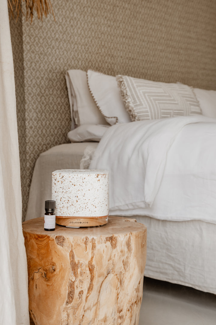 Living Green Kubus aroma diffuser met Geranium etherische olie in de slaapkamer