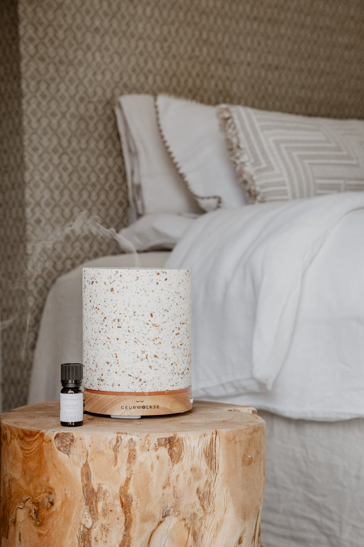 Living Green Ovaal aroma diffuser met Geranium etherische olie in de slaapkamer