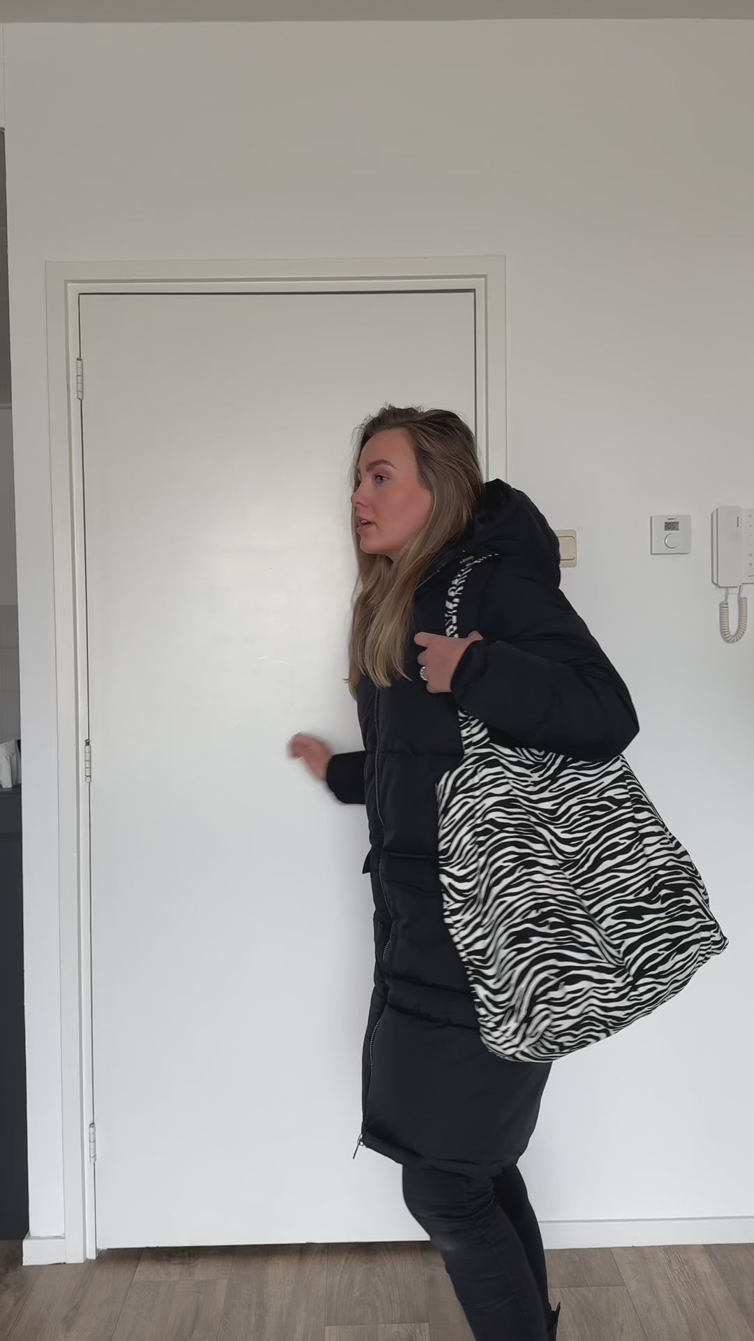 Live Slow zwart in gebruik: vullen, olie toevoegen en ontspannen met nevel