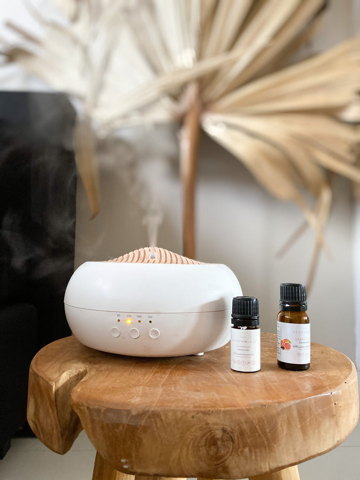 Sakura wit met Zuiverend 5 ml en Grapefruit 10 ml op een houten krukje