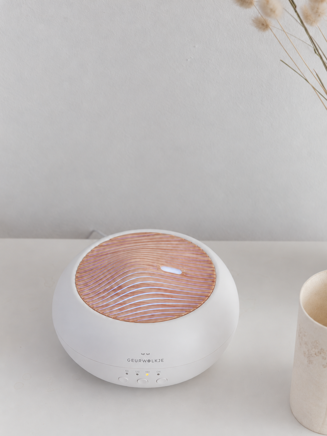 Sakura Geurwolkje aroma diffuser wit, detail van het houtkleurige rooster en de bediening