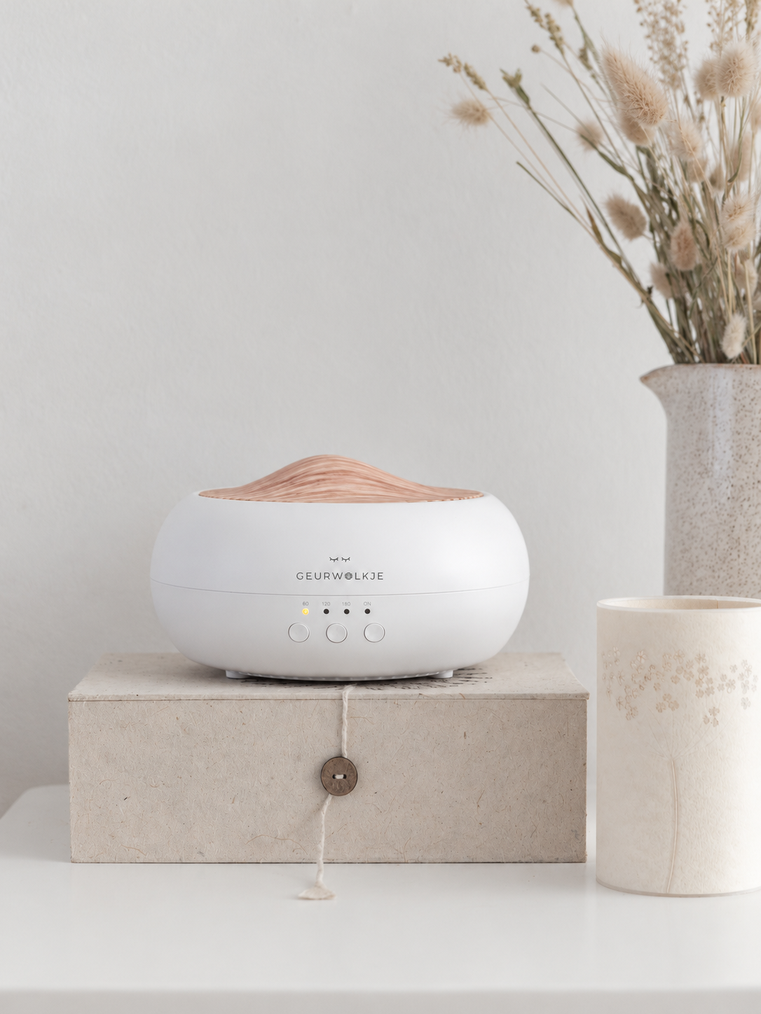 Sakura Geurwolkje aroma diffuser wit 250 ml op een beige sierdoos, close-up