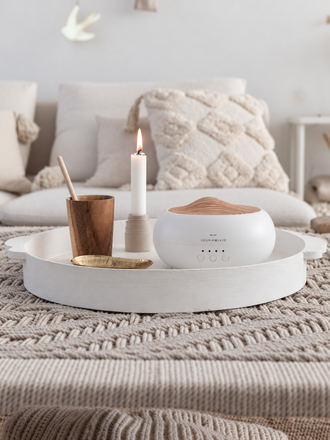 Sakura Geurwolkje aroma diffuser wit op een dienblad in een lichte woonkamer