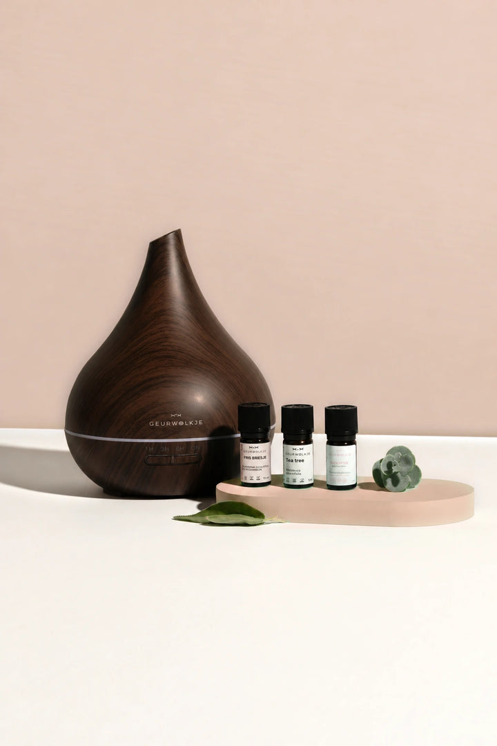 Geurwolkje Vitaliteitsbundel – Unity Donkerhout met Fris Briesje 5 ml, Tea Tree en Eucalyptus op een nude achtergrond