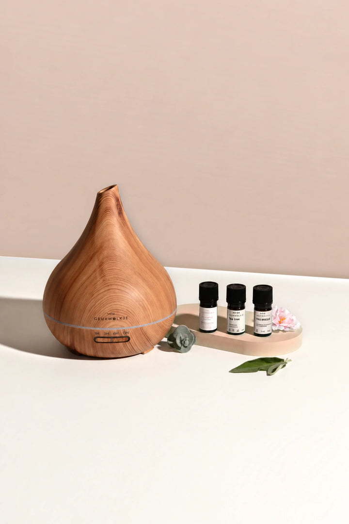 Geurwolkje Vitaliteitsbundel – Unity Lichthout met Fris Briesje 5 ml, Tea Tree en Eucalyptus op een nude achtergrond