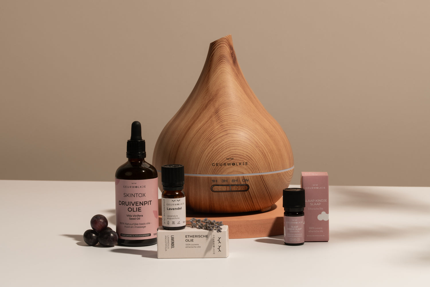 Geurwolkje diffuser met lavendelolie en andere etherische oliën in een warme setting